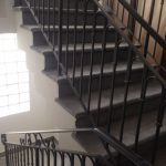 מדרגות שחורות לבית